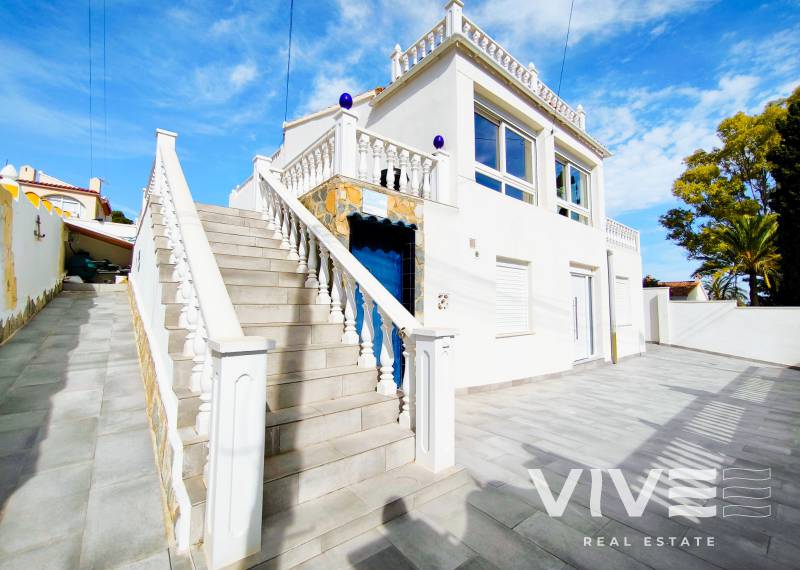Detached Villa - Segunda mano - Torrevieja - Los balcones