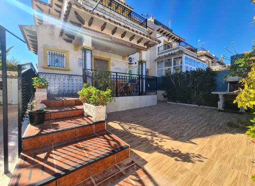Casa con vistas al mar en Playa Flamenca cerca de Zenia Casa con vistas al mar en Playa Flamenca cerca de Zenia